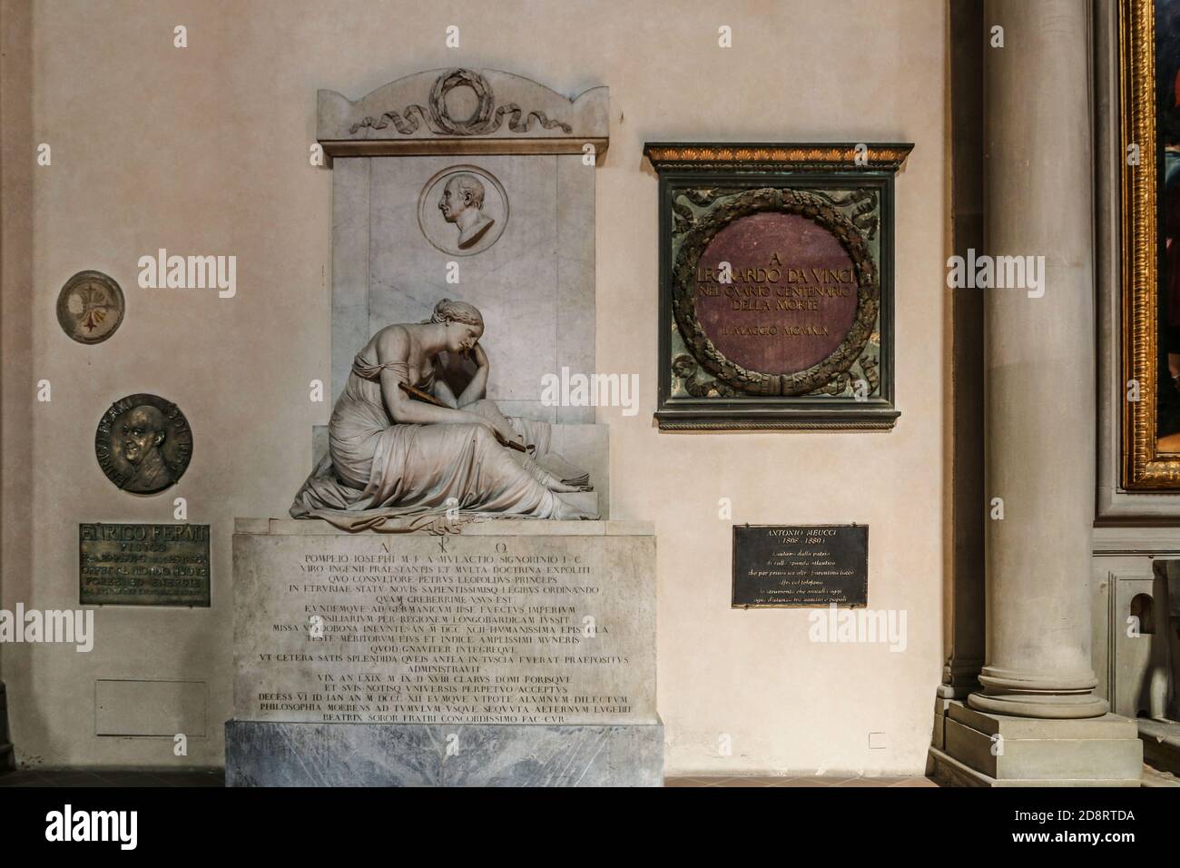 Tomba di Pompeo da Mulazzo Signorini e targhe commemorative di Leonardo da Vinci, Enrico fermi e Antonio Meucci nella Basilica di Santa Croce... Foto Stock