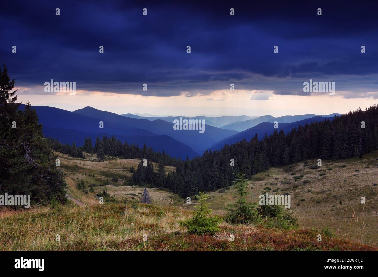 Paesaggio in montagna con un cielo tempestoso Foto Stock