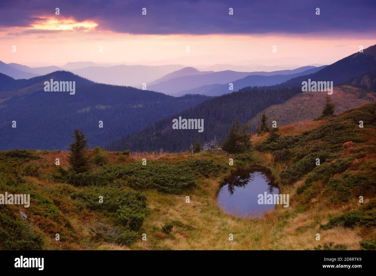 Paesaggio montano con un lago e un bel tramonto Foto Stock