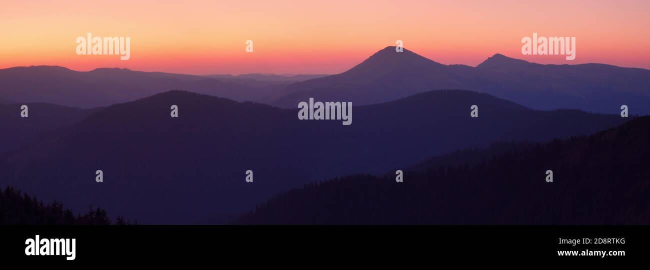 Paesaggio montano all'alba. Panorama Foto Stock