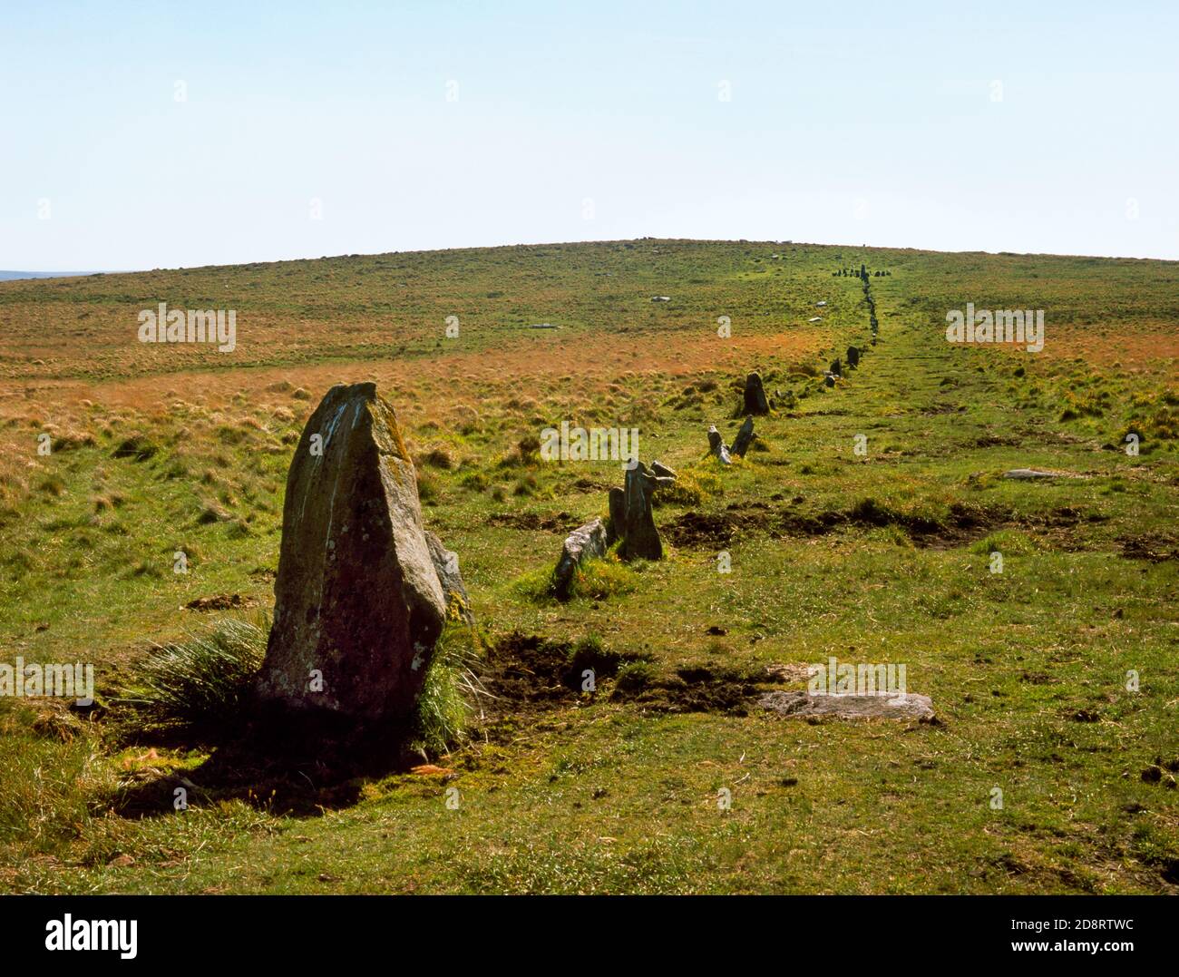 Guardando WSW a giù Tor doppia fila di pietra, Dartmoor, Inghilterra, Regno Unito, che conduce in salita dalla sua pietra terminale NE a un cairn rovinato all'interno di un cerchio di pietra. Foto Stock