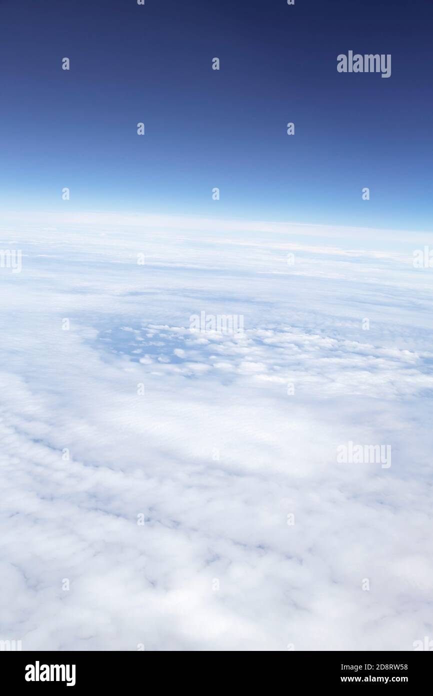 Concetto pianeta Terra. Cielo blu e formazione di nuvole, raffiguranti il sistema meteorologico, l'ambiente, il clima e l'atmosfera Foto Stock