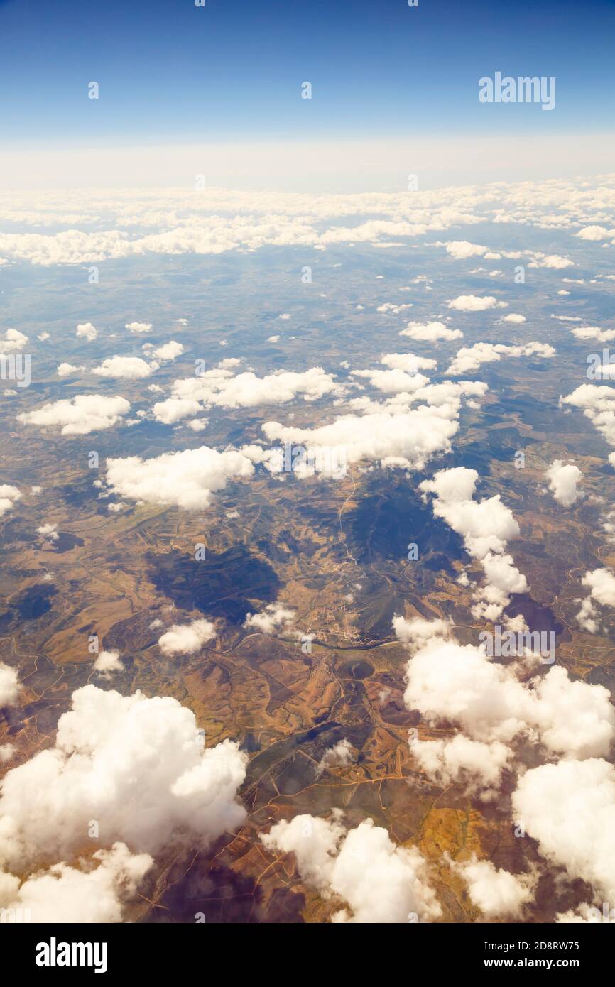 Spagna vista dal cielo, vista aerea del paesaggio spagnolo con nuvole bianche e cielo blu. Foto Stock