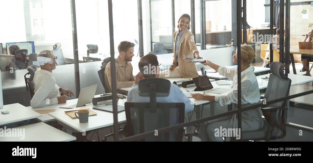 Team di progetto multirazziale di successo seduto in sala conferenze e discutere lavorare insieme in un ufficio moderno o in un lavoro di lavoro spazio Foto Stock