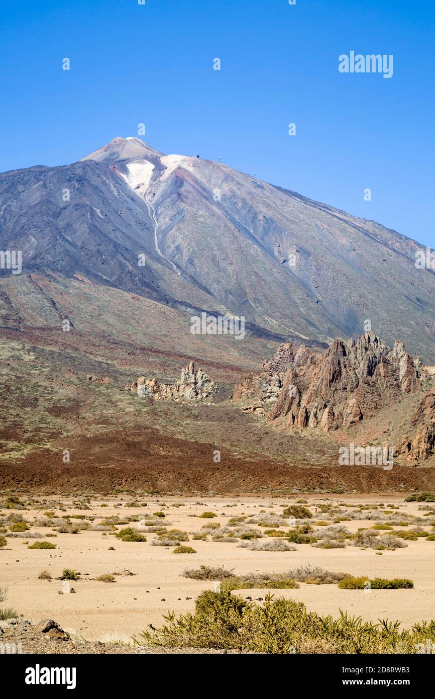 Los Roques de Garcia con il Monte Teide sullo sfondo. Paesaggio vulcanico nel Parco Nazionale del Teide, Tenerife, Isole Canarie Foto Stock