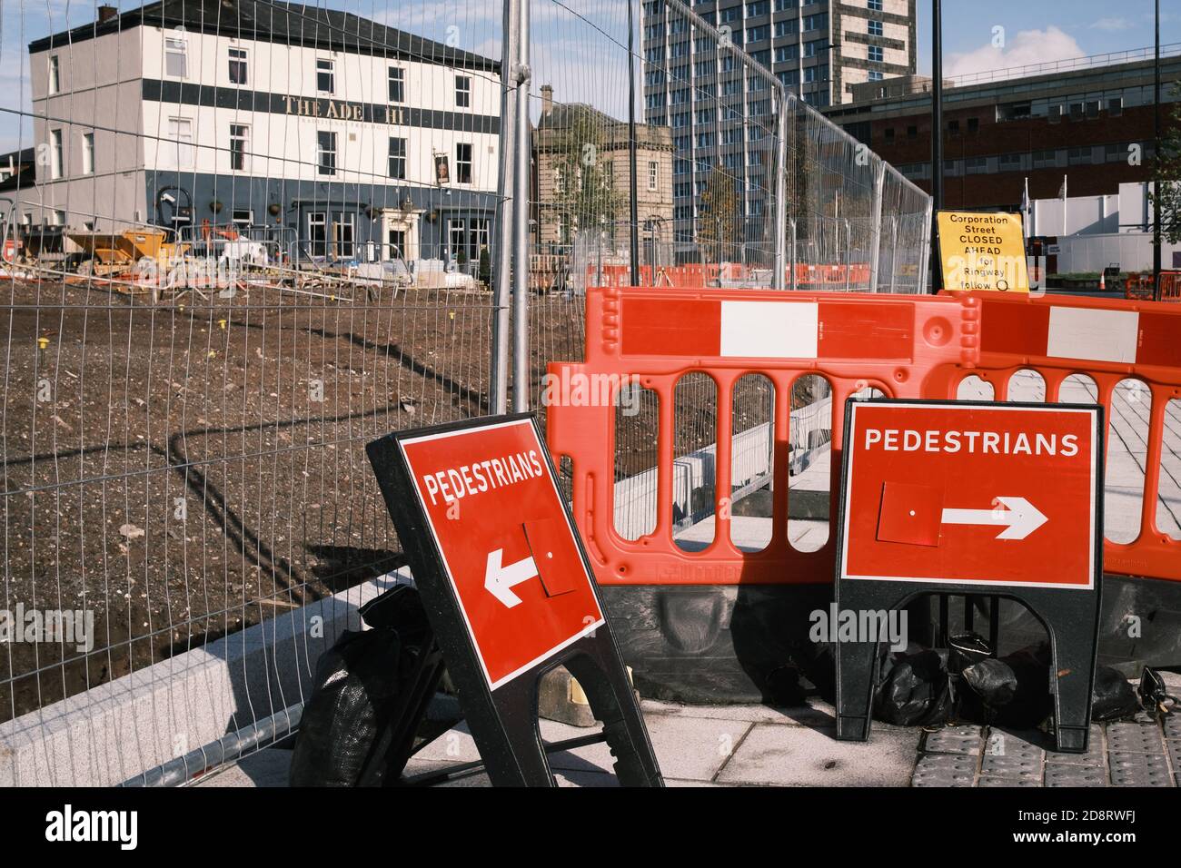 Indicazioni per i pedoni intorno al campus UCLan a Preston AS il lavoro di sviluppo continua Foto Stock