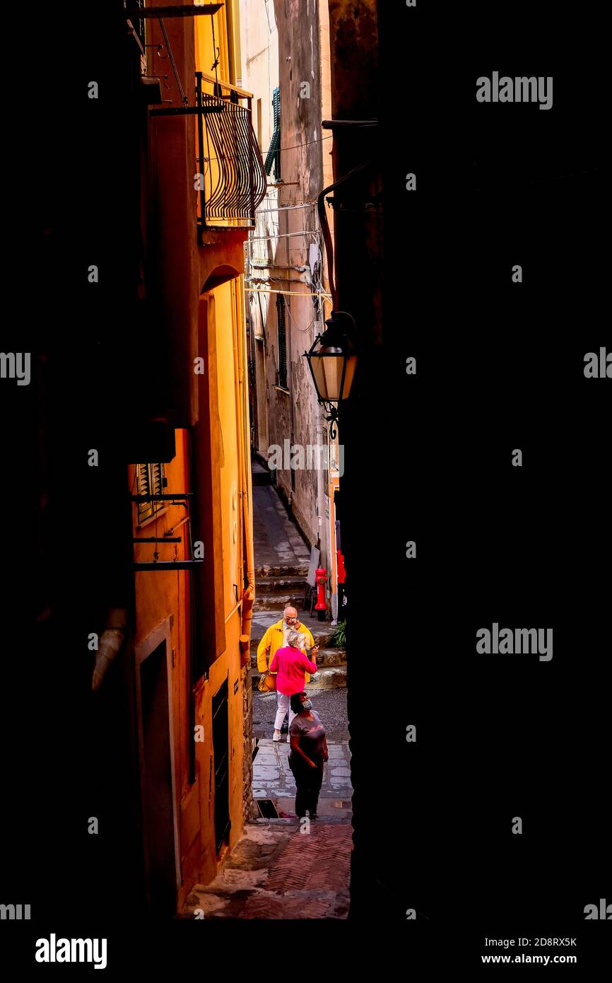 I vicoli piccoli e stretti di Vernazza, cinque Terre, Italia - Case colorate e piante verdi Foto Stock