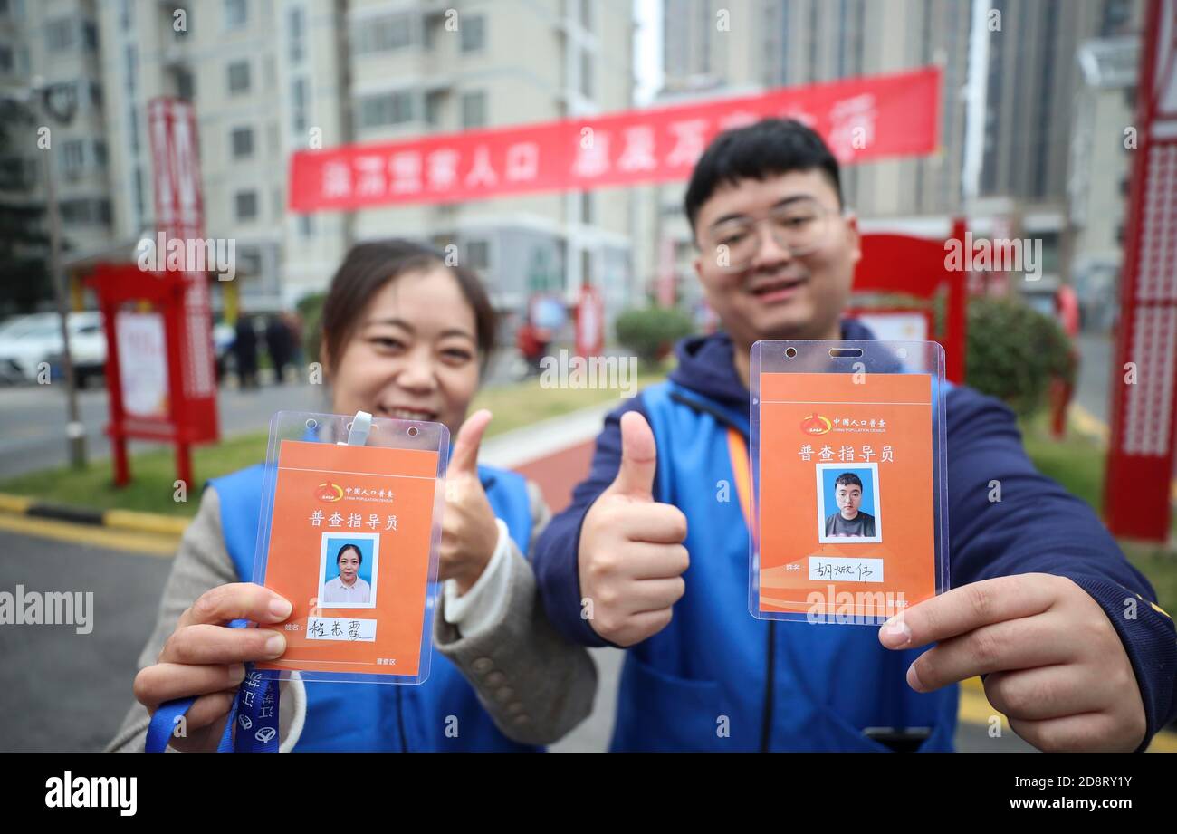 Huai'an, la provincia cinese di Jiangsu. 1 novembre 2020. I fotografi del censimento posano per le foto in una comunità di Huai'an, nella provincia di Jiangsu, 1 novembre 2020. Domenica la Cina ha iniziato il suo settimo numero di abitanti nazionali, con circa 7 milioni di persone che hanno effettuato il censimento porta a porta per documentare i cambiamenti demografici nel paese più popoloso del mondo. Credit: Zhao Qirui/Xinhua/Alamy Live News Foto Stock