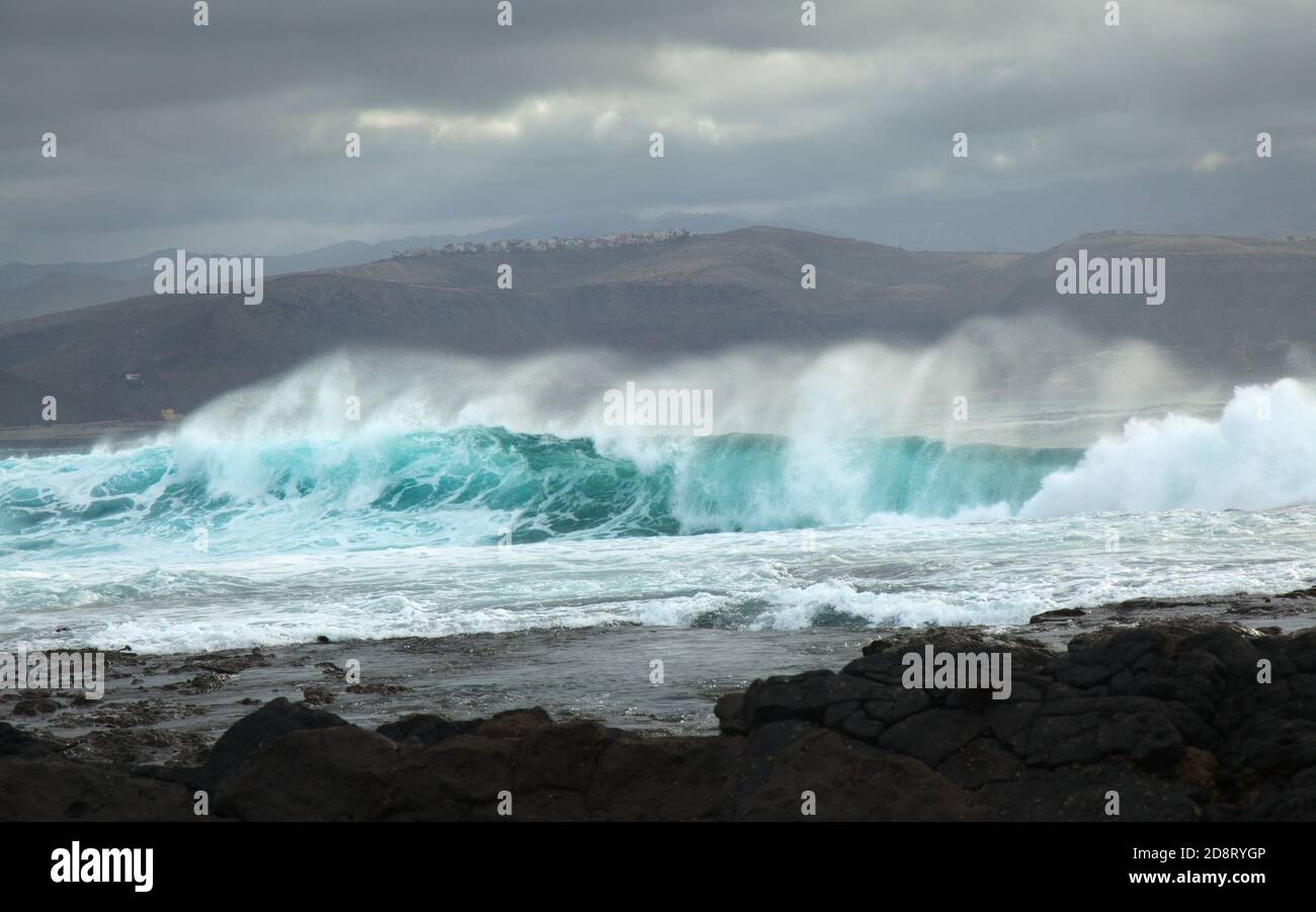 Costa nord-orientale di Gran Canaria, potenti onde oceaniche si propagano a causa del lontano uragano Epsilon che si infrangono sulla riva accanto alla spiaggia di El Confital Foto Stock