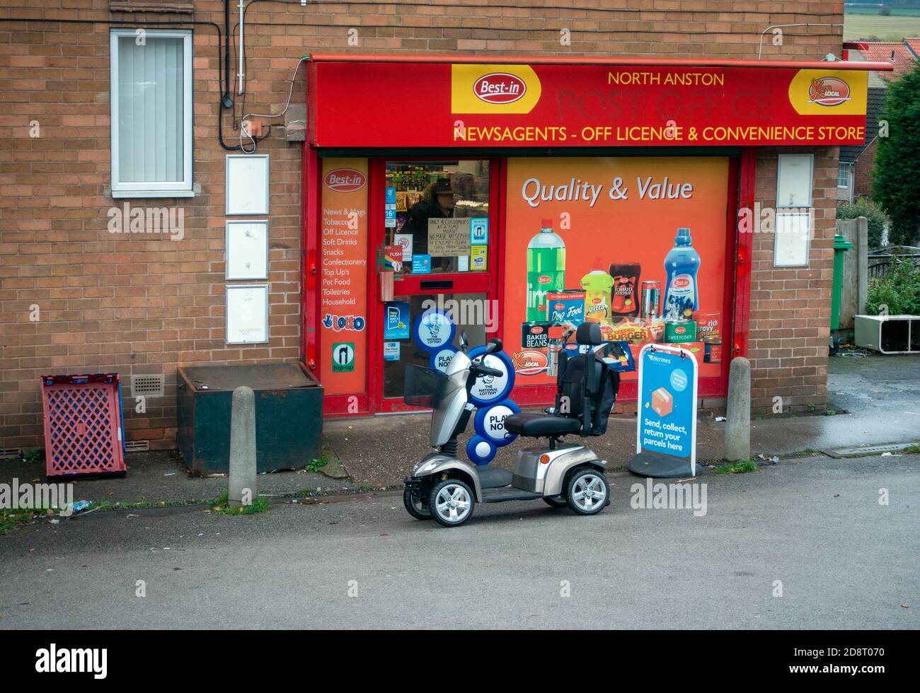 Scooter motorizzato non valido al di fuori del minimarket locale Foto Stock