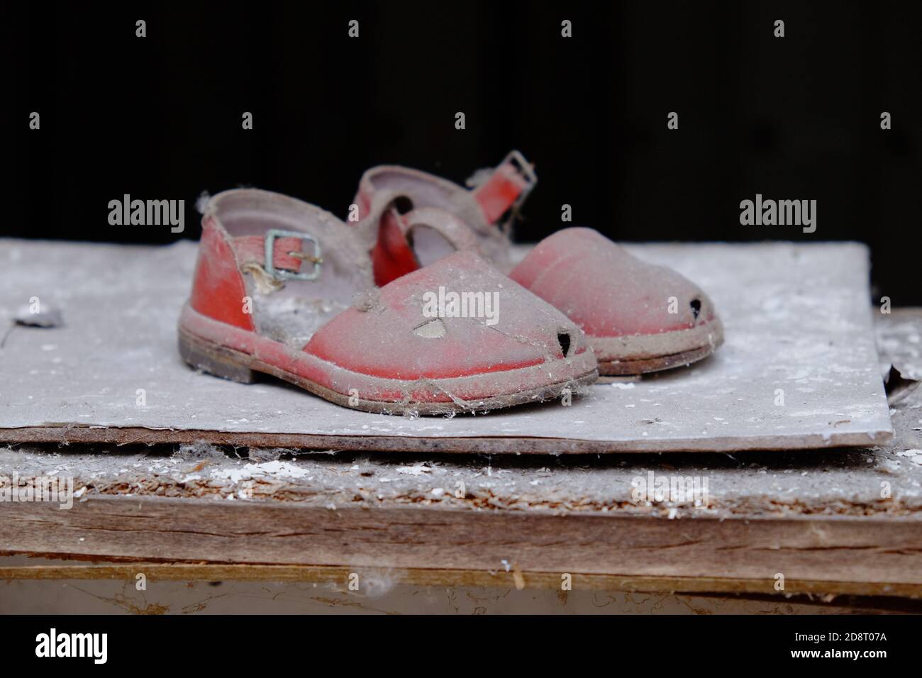 Sandali per bambini piccoli rossi in un asilo abbandonato a Pipyat. Scarpe per  bambini Foto stock - Alamy