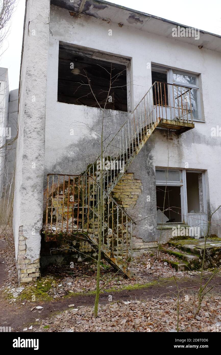 Uno degli edifici di un asilo abbandonato a Pripyat. Uscita antincendio. Foto Stock