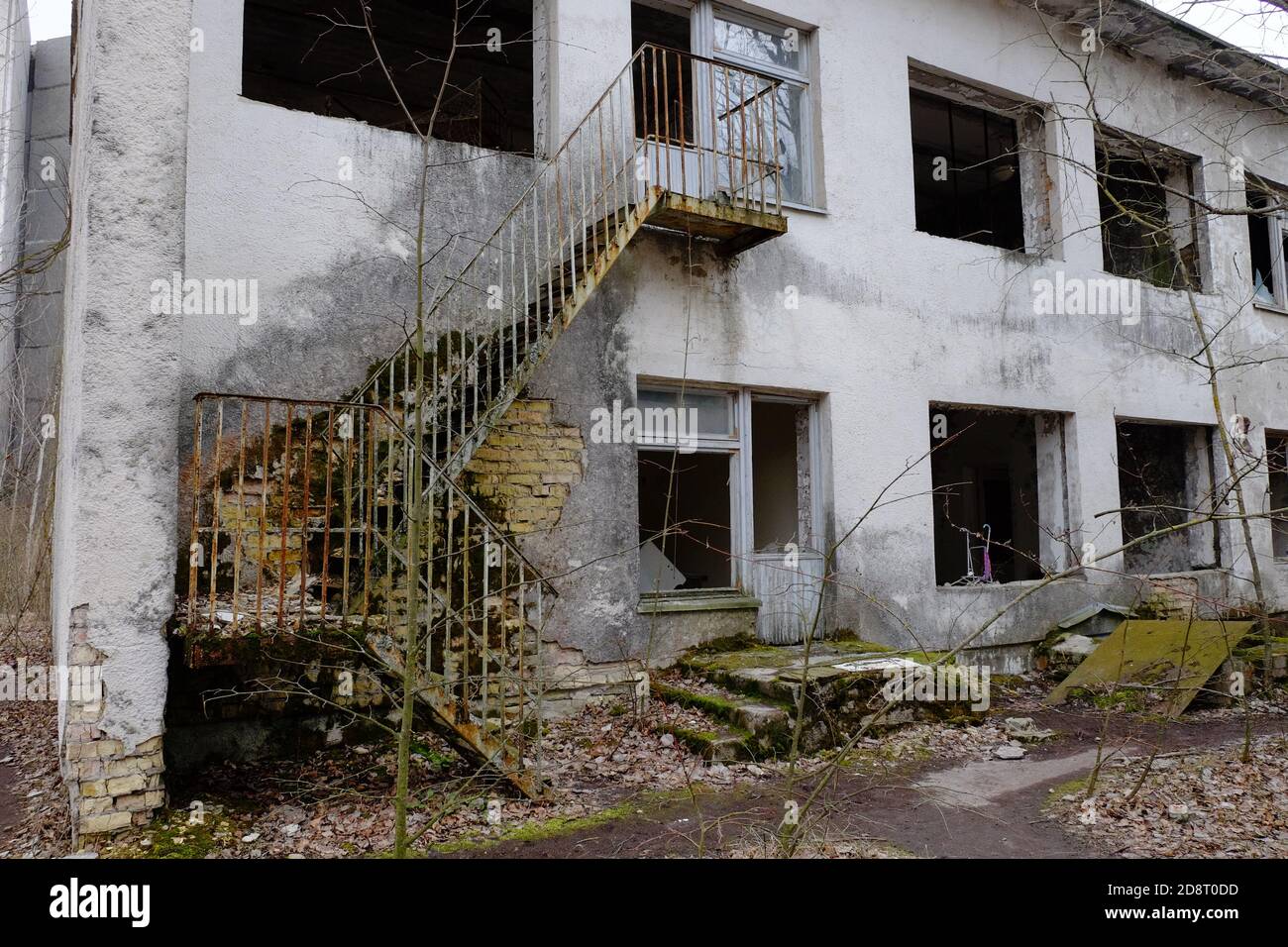 Uno degli edifici di un asilo abbandonato a Pripyat. Uscita antincendio. Foto Stock