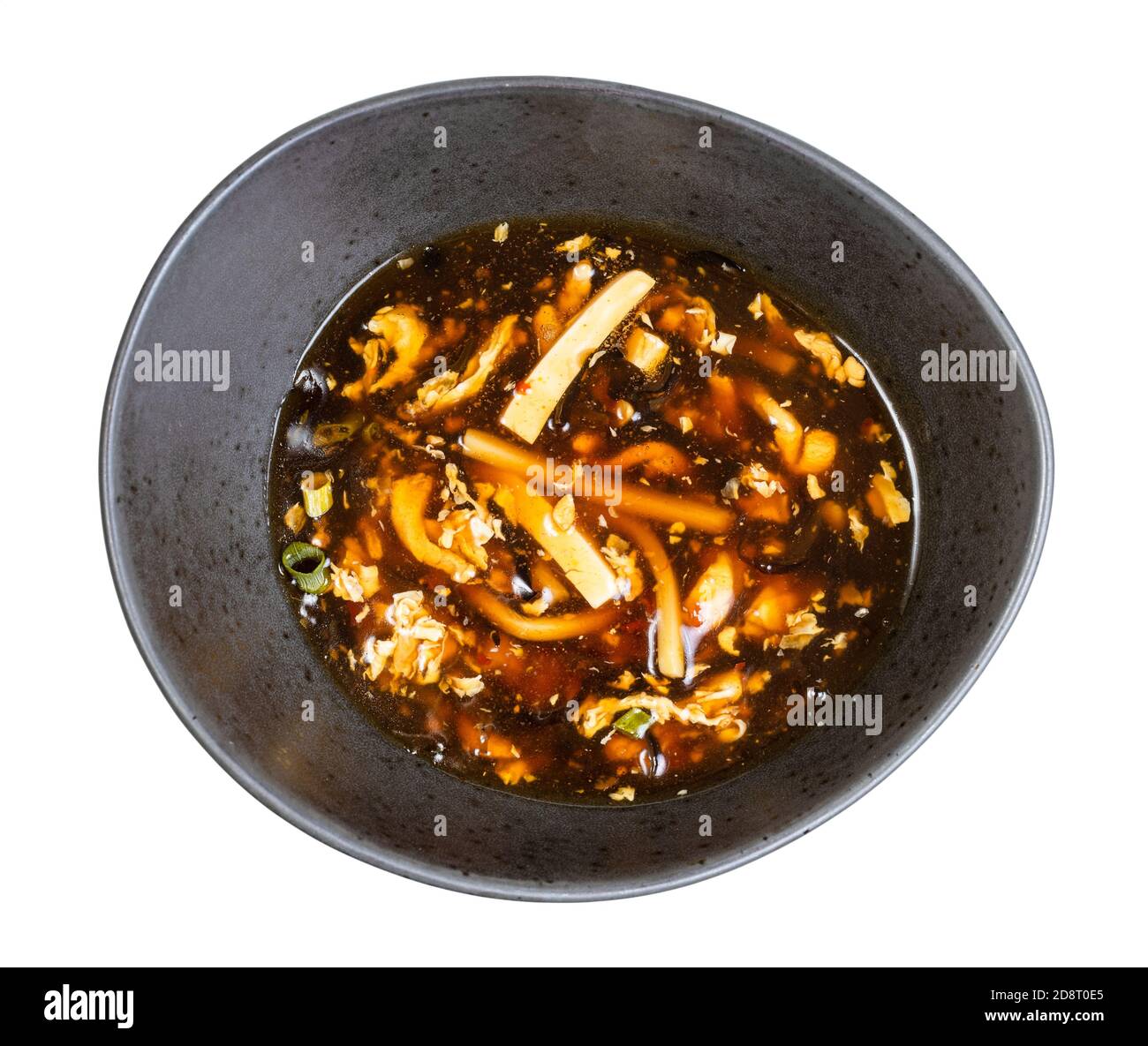 Cucina cinese - vista dall'alto della zuppa acida e piccante con gamberi e pollo (brodo con pollo, gamberi, tofu, bambù, funghi, uova e soia scura Foto Stock