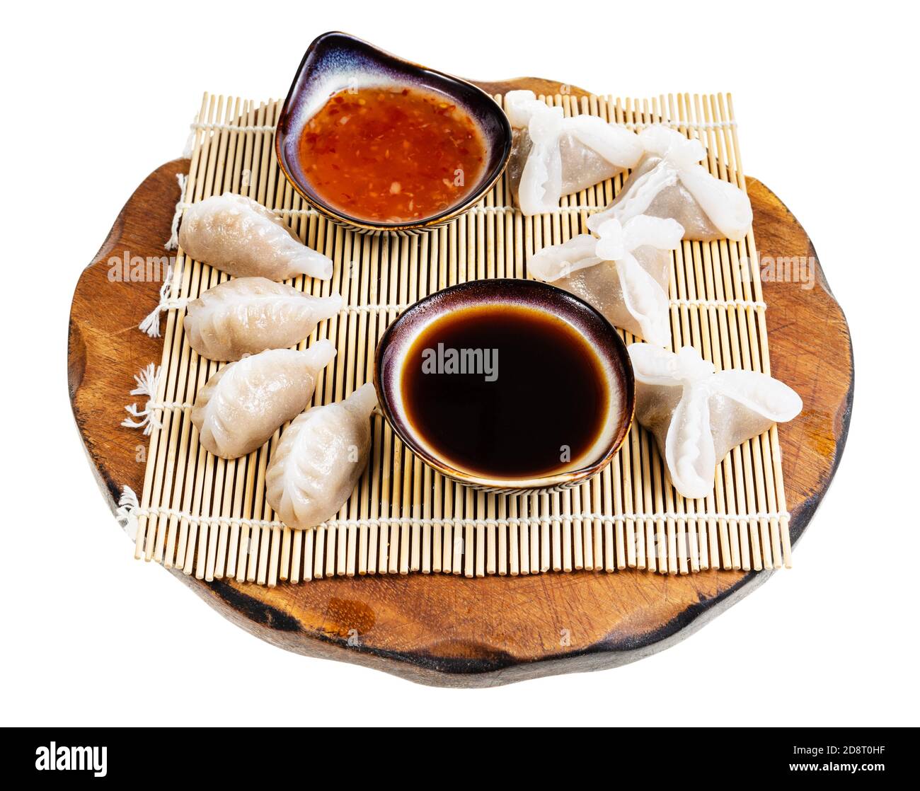 Cucina cinese - varie Dim Sum e souce su legno scheda isolata su sfondo bianco Foto Stock