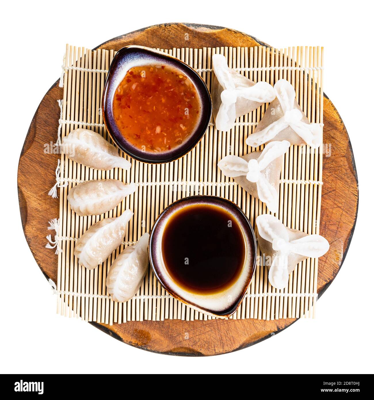 Cucina cinese - vista dall'alto di varie Dim Sum e. suse su tavola di legno isolato su sfondo bianco Foto Stock