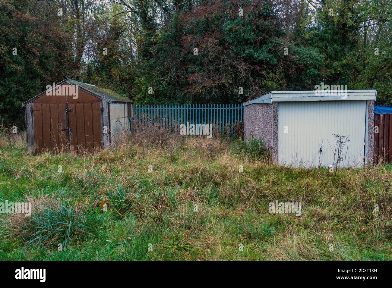 Coppia di vecchie officine staccate, sui terreni di rifiuto Foto Stock