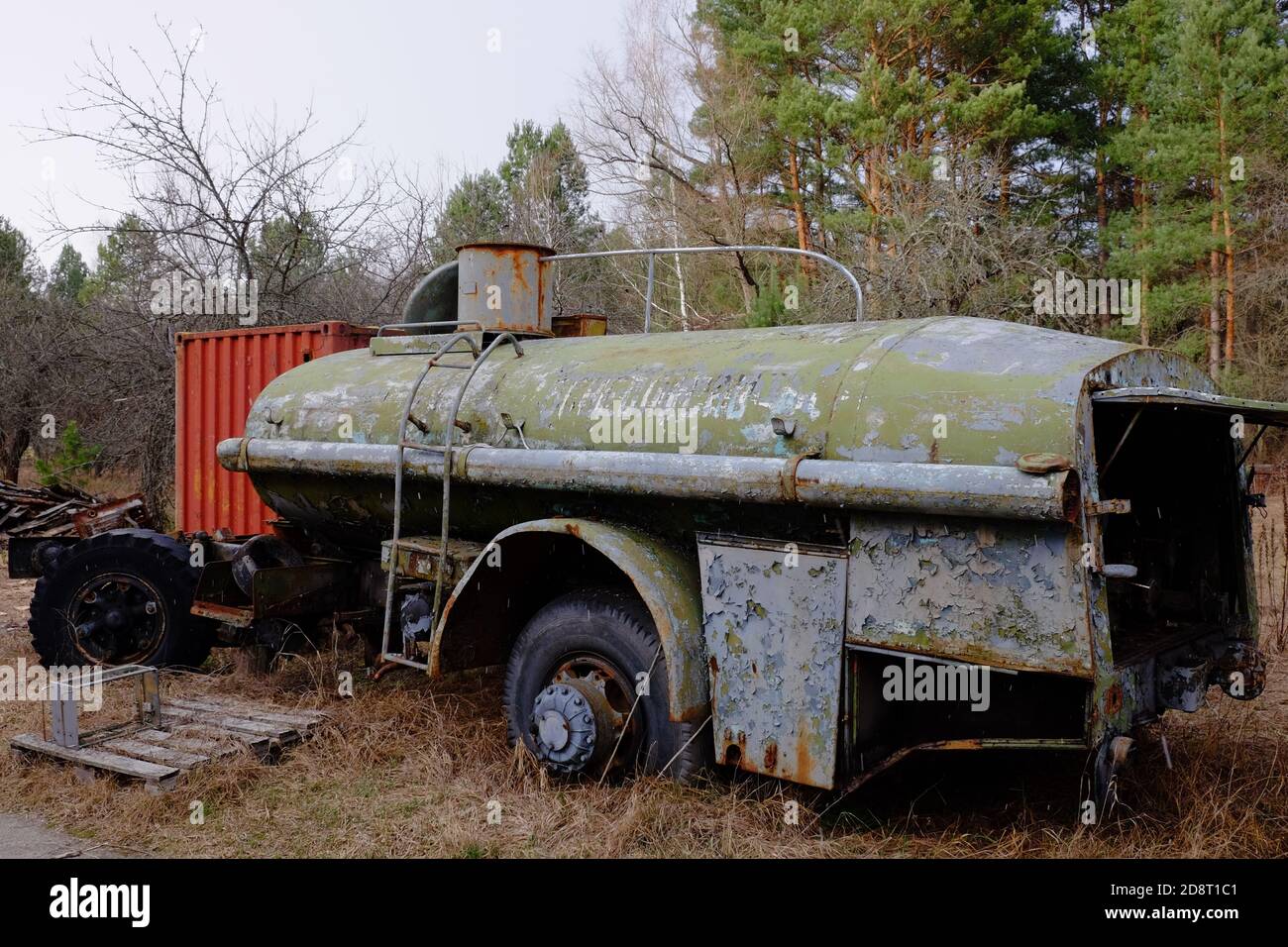 Un vecchio carro armato rotto nella zona di contaminazione da radiazioni di Chernobyl. Foto Stock