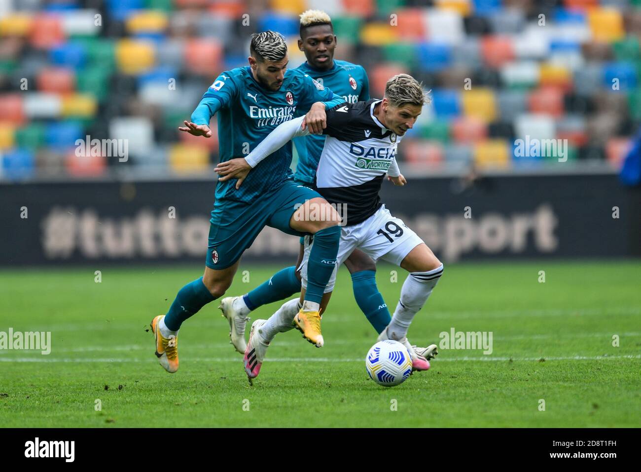 Stadio Dacia Arena Friuli, udine, Italia, 01 Nov 2020, Jens Stryger Larsen (Udinese Calcio) an Theo Hernandez (AC Milan) durante Udinese vs Milano, calcio italiano Serie A match - Credit: LM/Alessio Marini/Alamy Live News Foto Stock