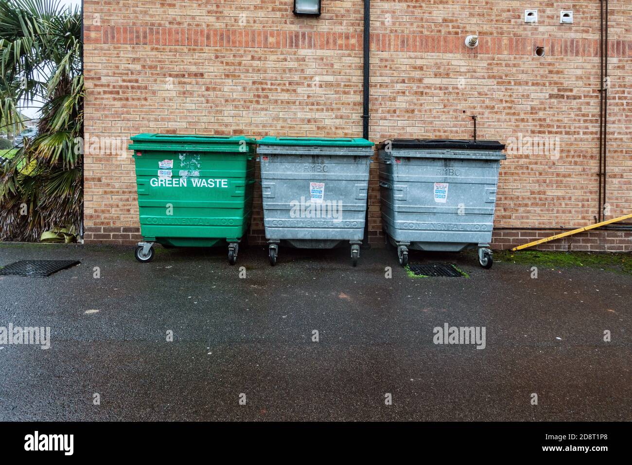 3 contenitori per rifiuti a quattro ruote Foto Stock