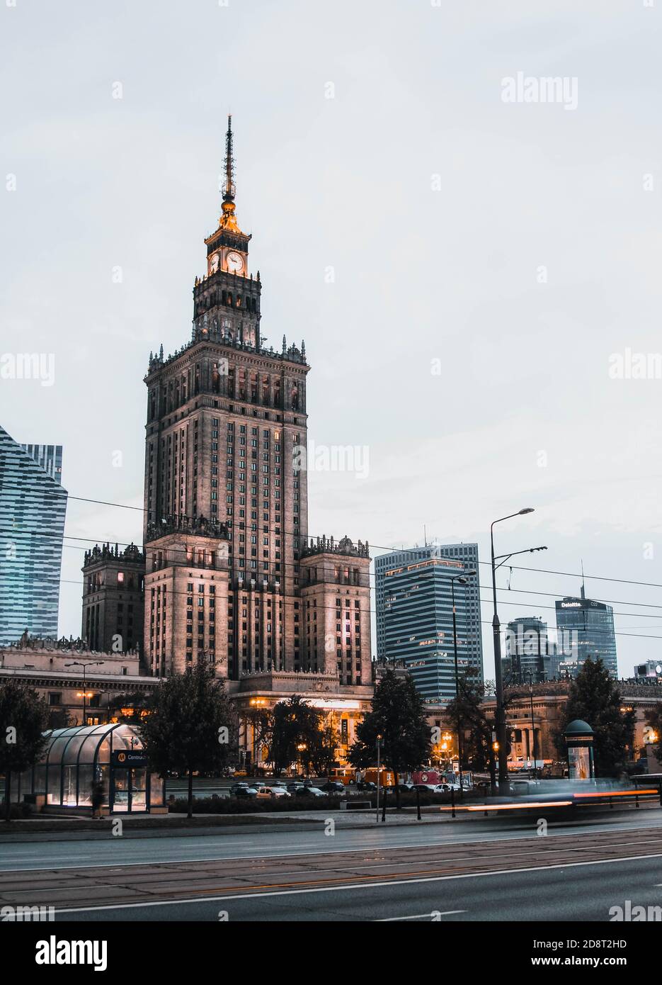 Foto serale del Palazzo della Cultura e della Scienza e dei grattacieli del centro città, nel centro di Varsavia, Polonia. Foto Stock