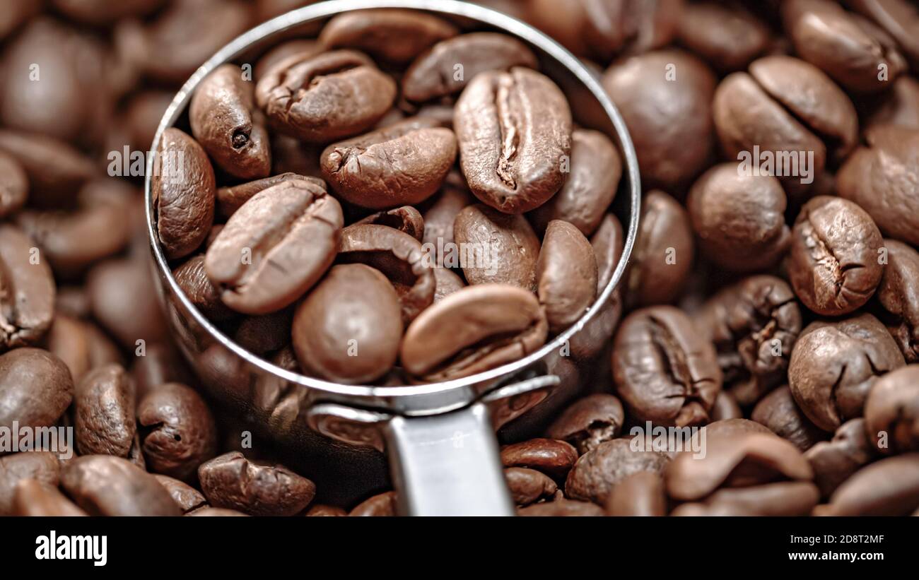 Primo piano di semi di caffè. I chicchi di caffè profumati sono il fumo arrosto proveniente dai chicchi di caffè. Foto Stock