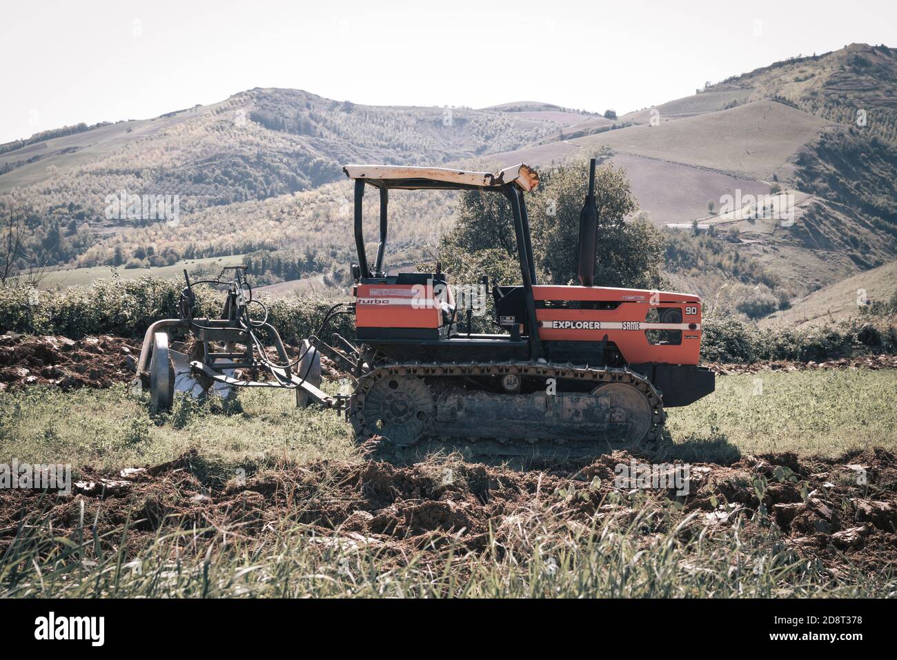 Trattore in campagna Foto Stock