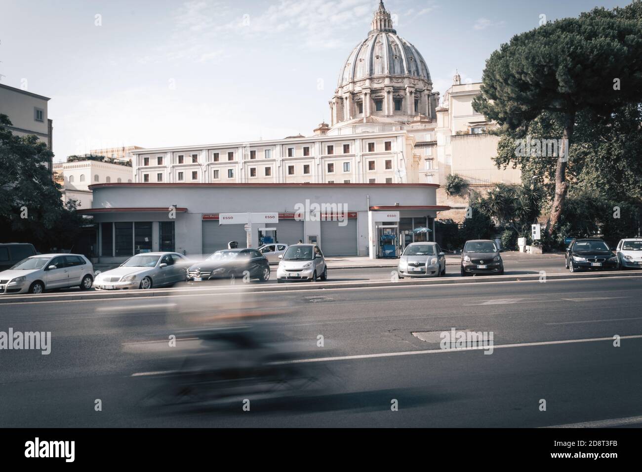 Traffico sotto la cupola di San Pietro a Roma, Italia Foto Stock