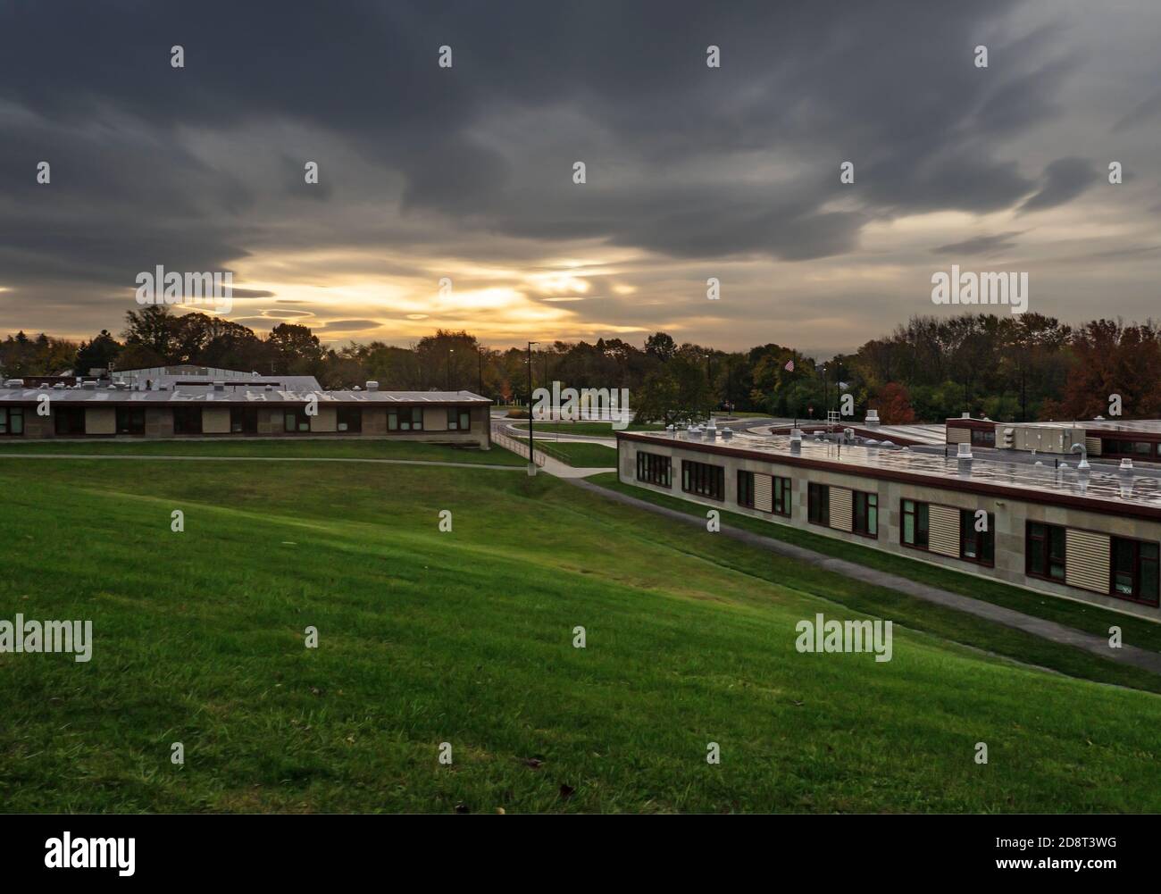 La scuola elementare americana si trova su una mattina d'autunno Foto Stock