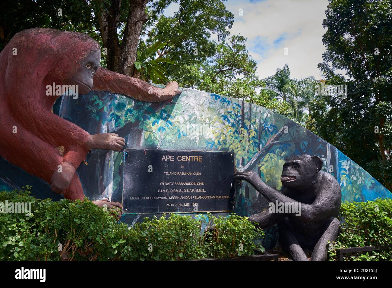 Il cartello d'ingresso anteriore per l'Ape Centre, completo di sculture in cemento. Allo Zoo Negara Malaysia a Kuala Lumpur. Foto Stock