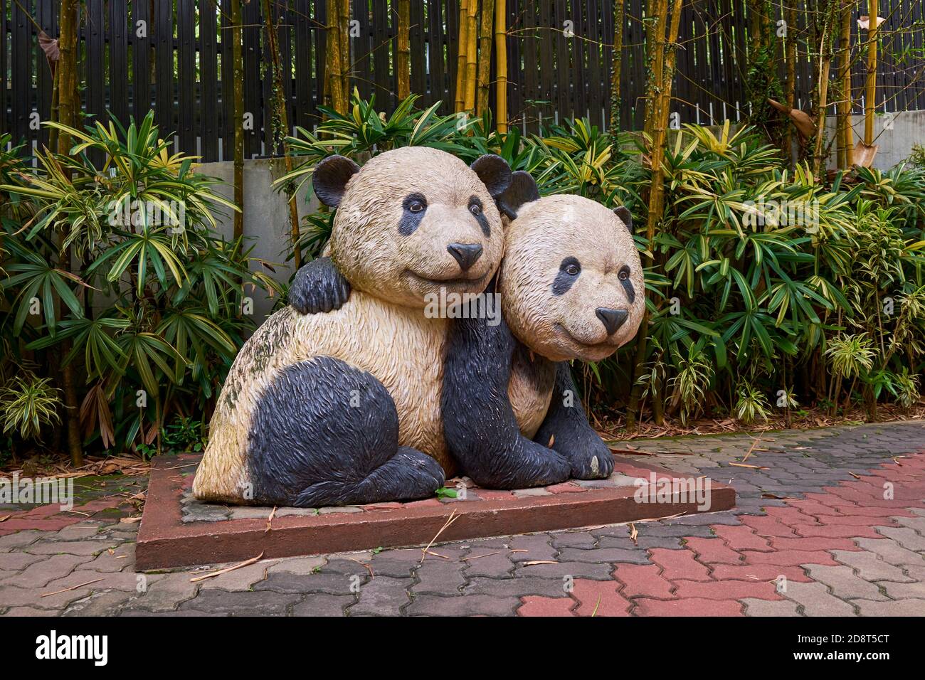 Due carino, cemento, Pandas Gigante dipinto scultura. Allo Zoo Negara Malaysia a Kuala Lumpur. Foto Stock