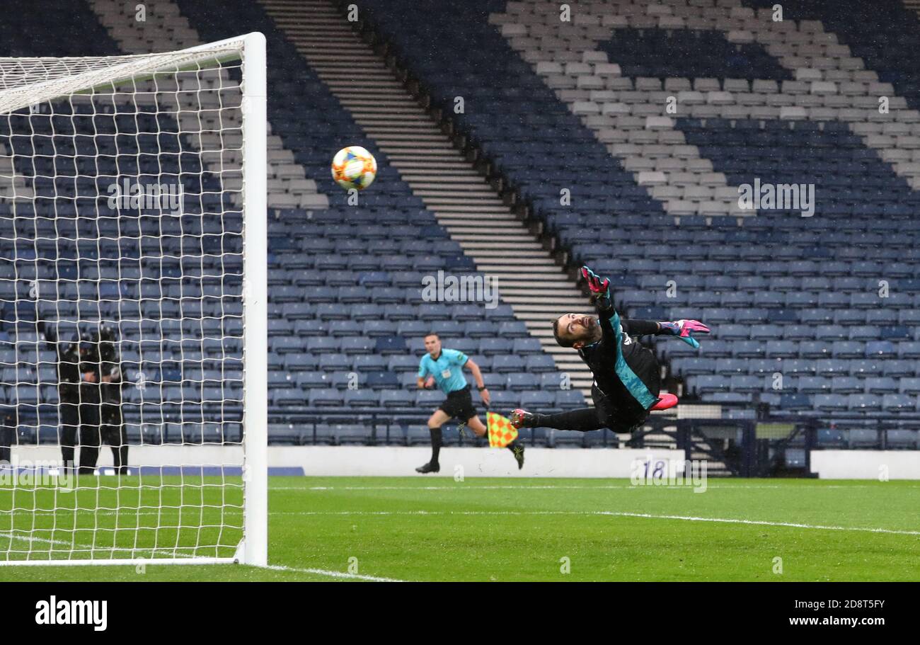 Joe Lewis, portiere di Aberdeen, si tuffa invano mentre Ryan Christie di Celtic (non illustrato) segna il suo primo gol della partita durante la partita semifinale della William Hill Scottish Cup ad Hampden Park, Glasgow. Foto Stock