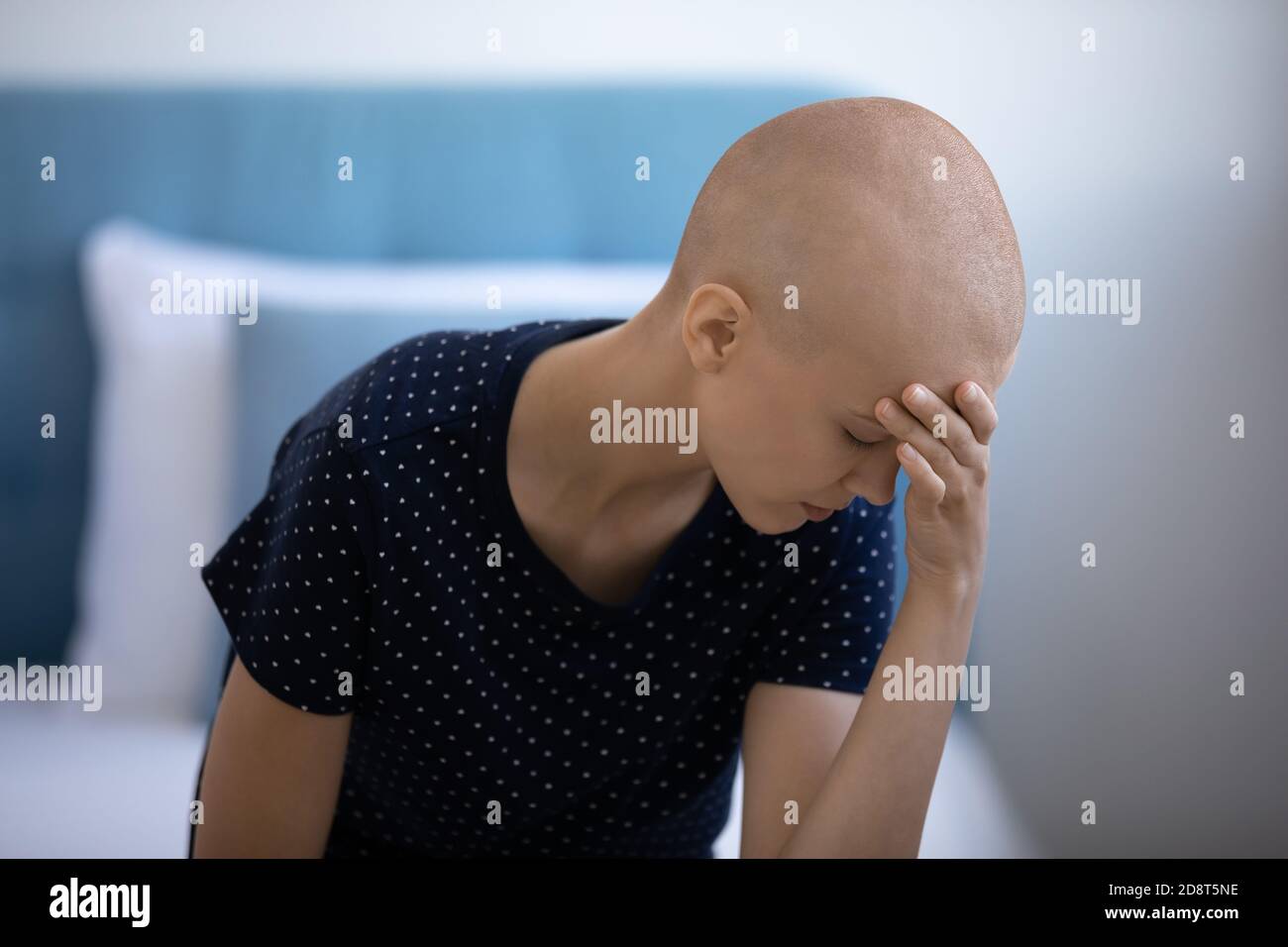 Primo piano senza speranza frustrata donna senza capelli che tocca fronte Foto Stock