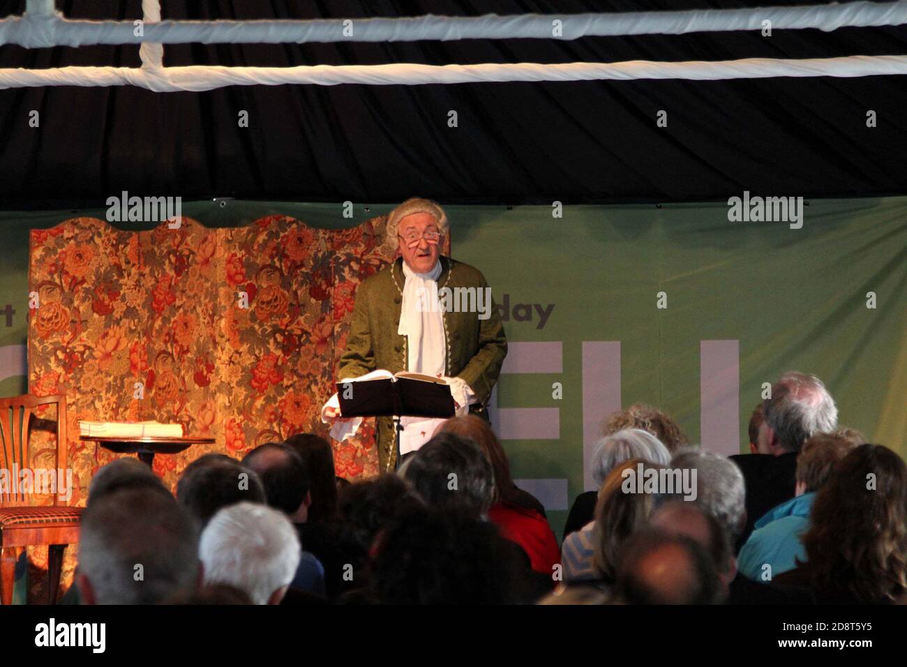 L’attore David McKail, vestito da James Boswell per l’esecuzione di: ‘Bozzy, una serata di carnalità, Calvinismo, Claret e convivialità con il biografo del Dr Johnson’ nell’inaugrale giorno del Boswell Book Festival. Il festival è l'unico che riguarda esclusivamente le biografie Foto Stock