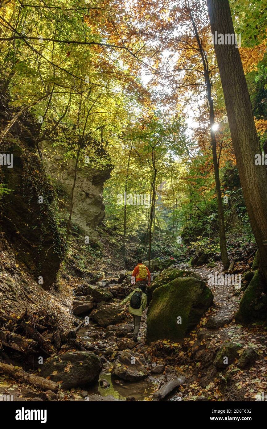 Persone che camminano nella RAM Ravine nei Monti Pilis Dell'Ungheria settentrionale Foto Stock