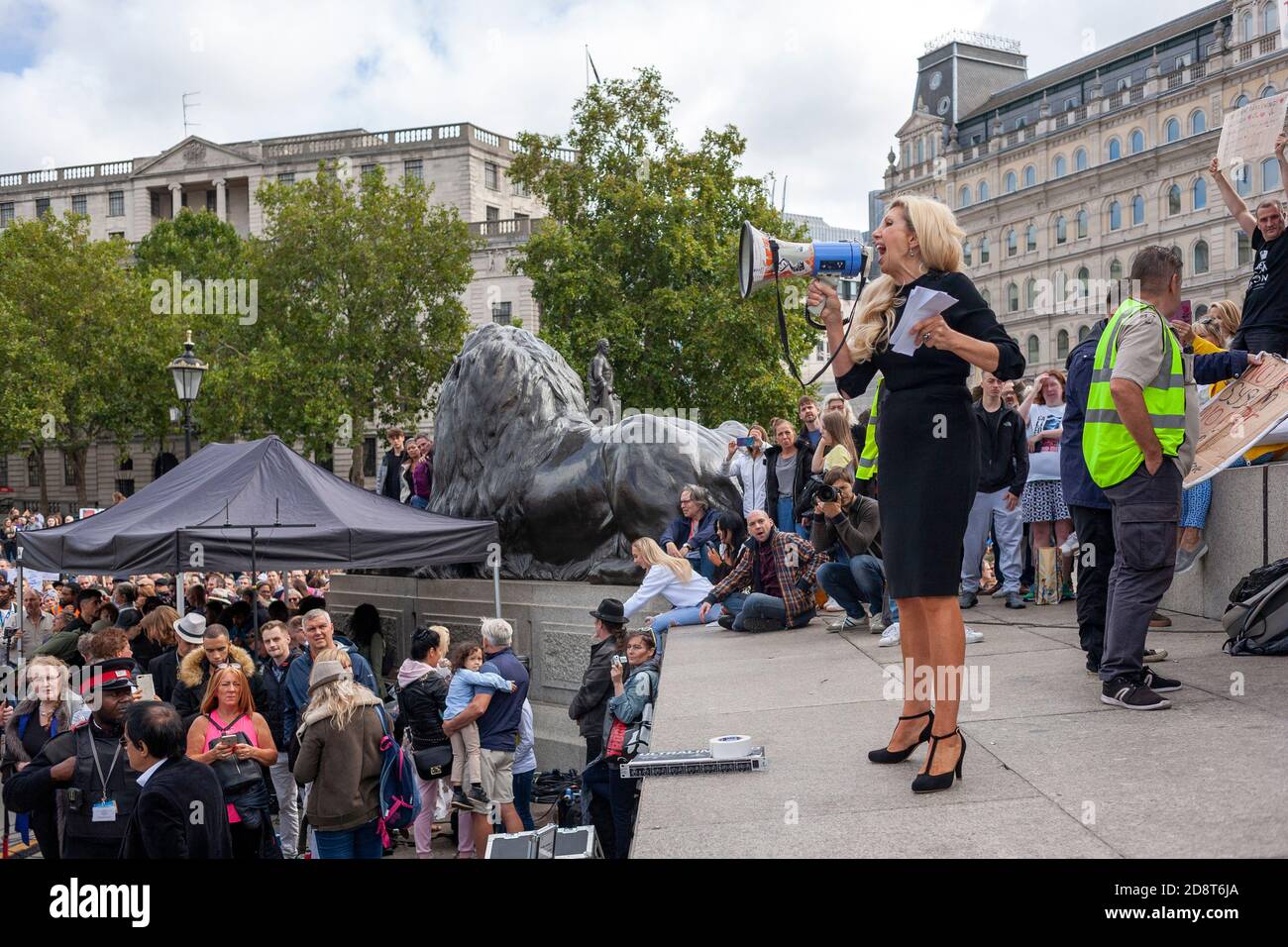 Kate Shemirani si rivolge alla folla alla dimostrazione Unite per la libertà, Trafalgar Square. I manifestanti chiedono: Niente più blocchi, nessuna distancina sociale Foto Stock