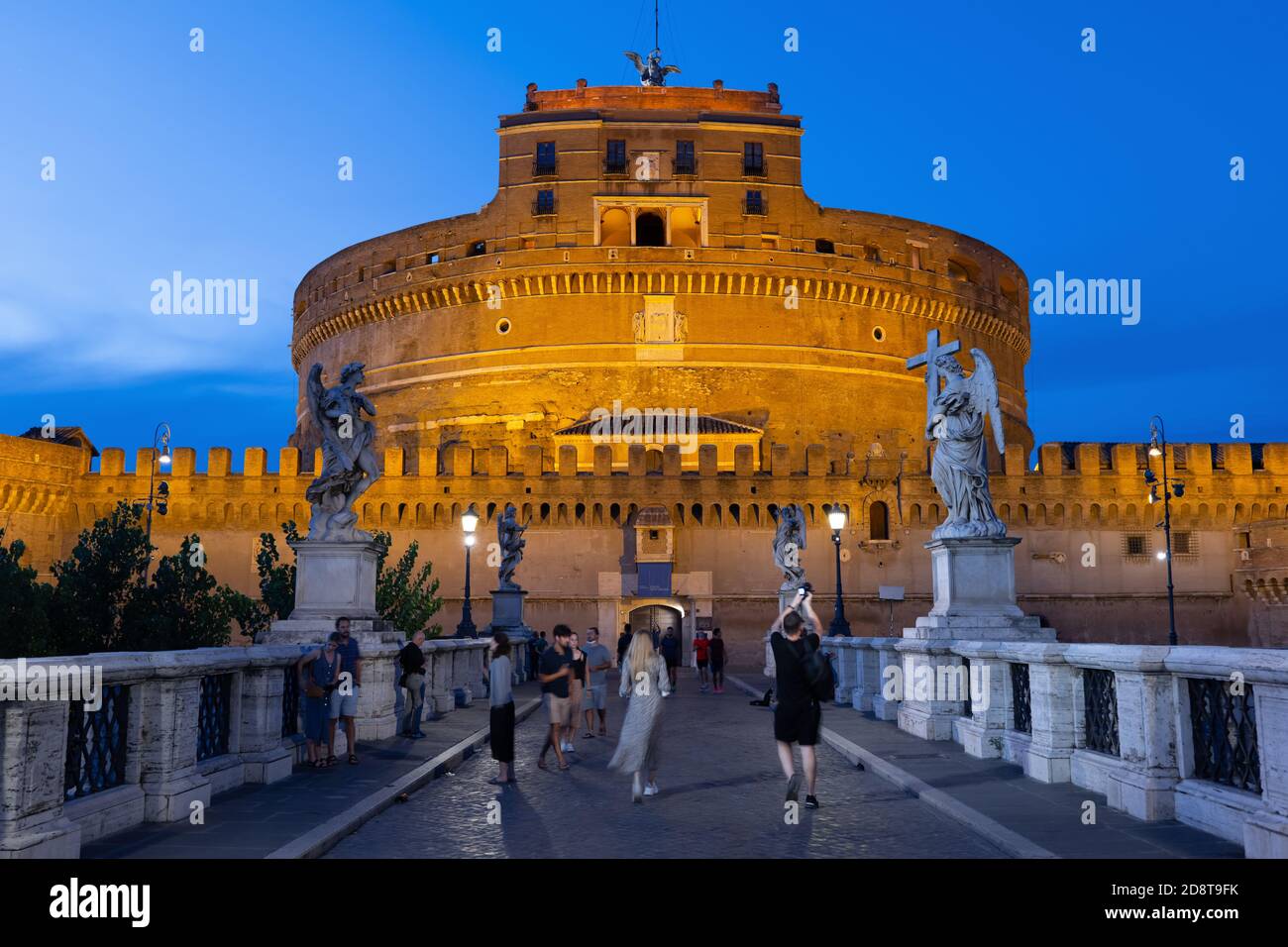 Città di Roma in Italia, Castel Sant'Angelo - Mausoleo di Adriano di notte e gente sul Ponte Sant'Angelo Foto Stock