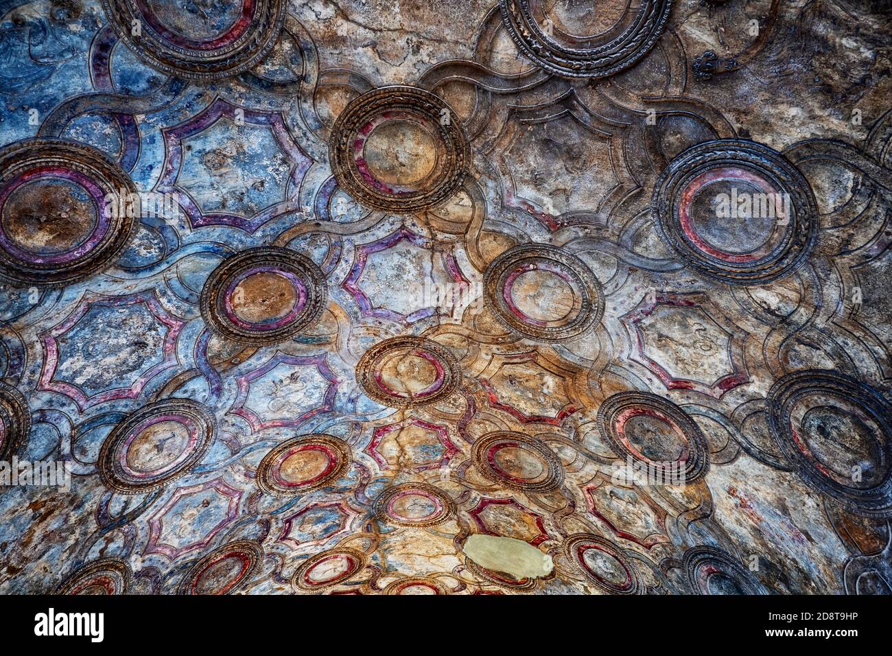 Antico soffitto con astratti motivi surreali, decorazioni in stucco dipinto nelle Terme di Stabia, Pompei, Campania, Italia. Arte che risale al secondo centu Foto Stock