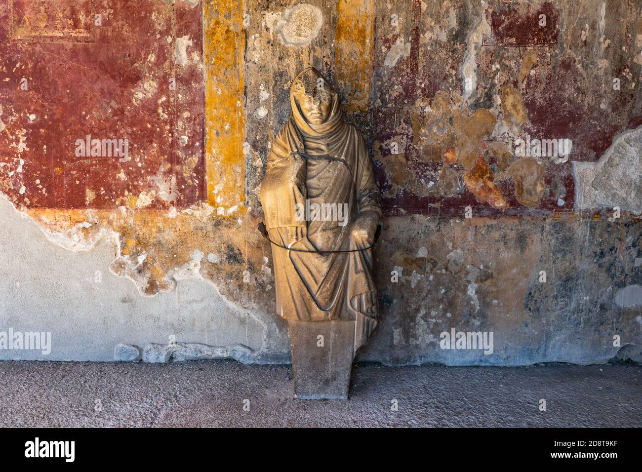 Terme Stabiane (Terme Stabiane) interni, antiche mura dipinte e sculture, città di Pompei, Campania, Italia Foto Stock