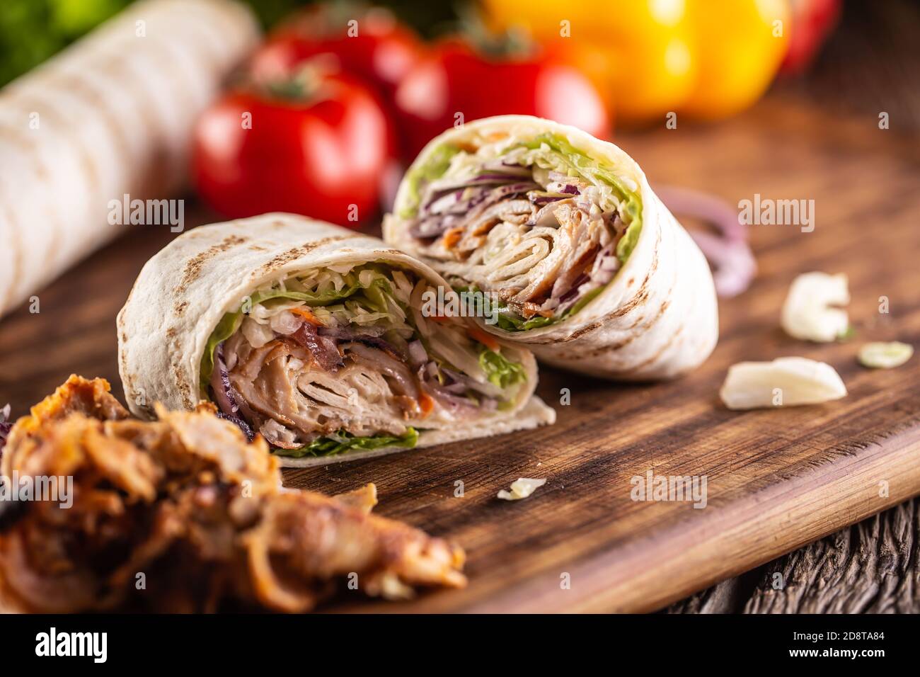 Tagliare la tortilla ripiena di carne e verdure kebab Foto Stock