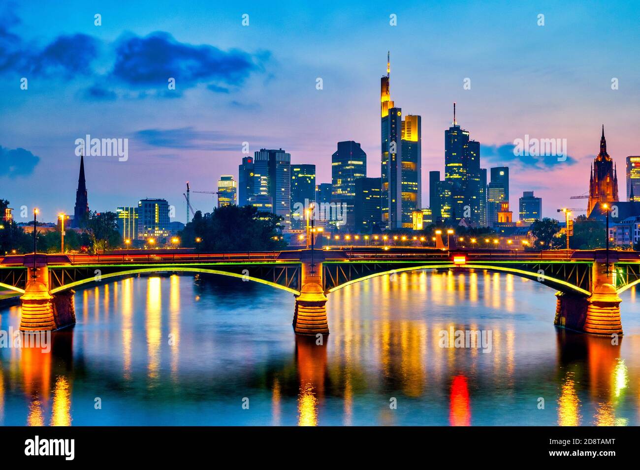 Vista del fiume Main e lo skyline del distretto finanziario di Francoforte dal Flößerbrücke, Frankfurt am Main, Germania Foto Stock