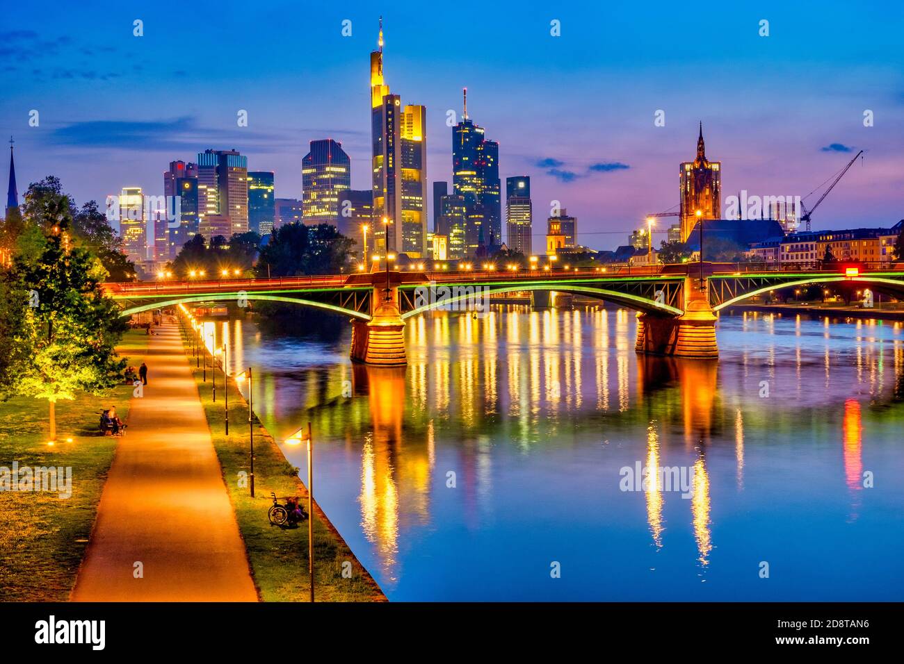 Vista del fiume Main e lo skyline del distretto finanziario di Francoforte dal Flößerbrücke, Frankfurt am Main, Germania Foto Stock