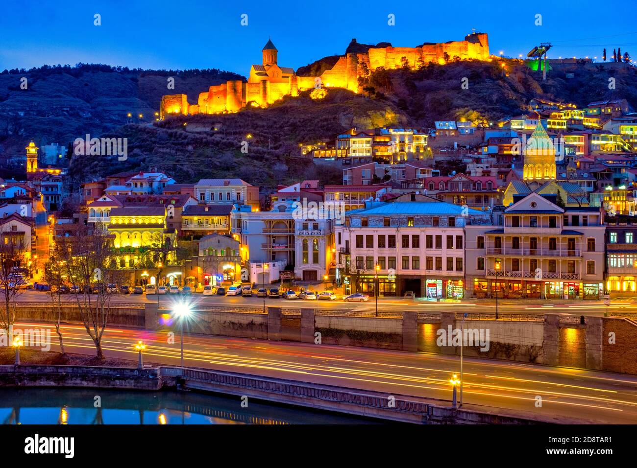 Vista della vecchia Tbilisi e la fortezza di Narikala dalla scogliera di Metekhi, Tbilisi, Georgia Foto Stock