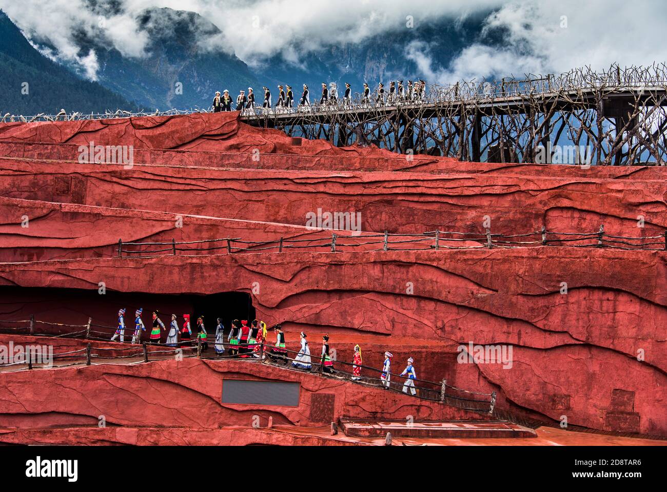 Spettacolo teatrale all'aperto in montagna in Cina, Asia. Foto Stock
