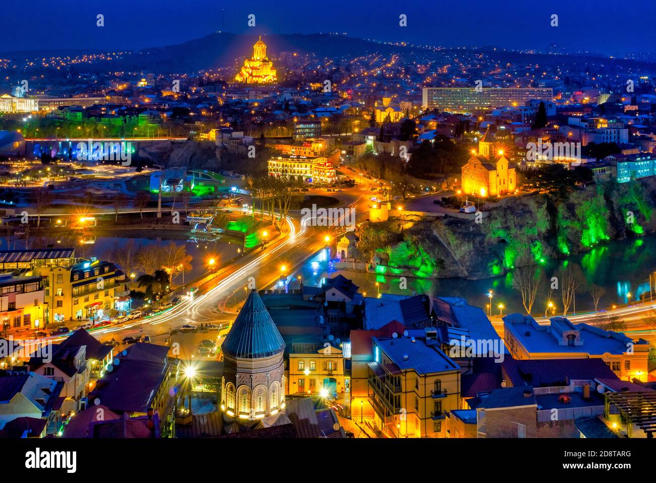 Vista di Tbilisi (Avlabari e distretti Metekhi) adottate dalla fortezza di Narikala di notte, Tbilisi, Georgia Foto Stock