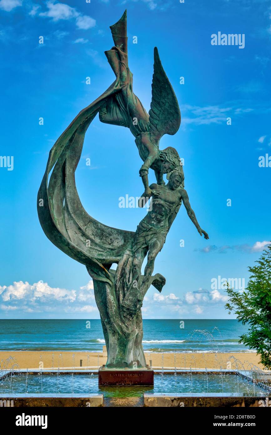 Monumento alla solidarietà di Ireneo Janni in Piazza Marconi, Silvi Marina, Italia Foto Stock