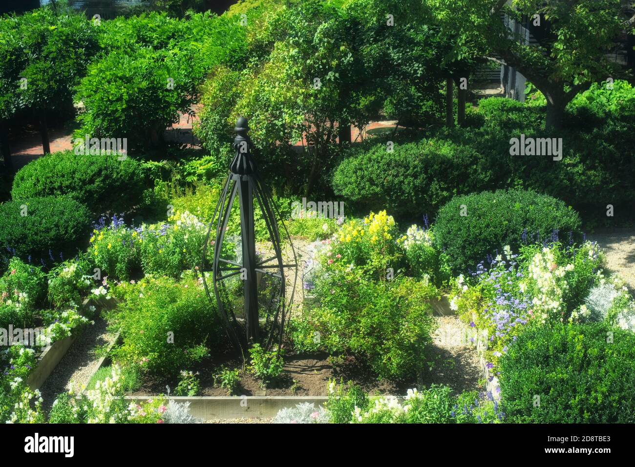 Un giardino inglese alla casa di sette scuderie a Salem, Massachusetts in una giornata di sole. Foto Stock