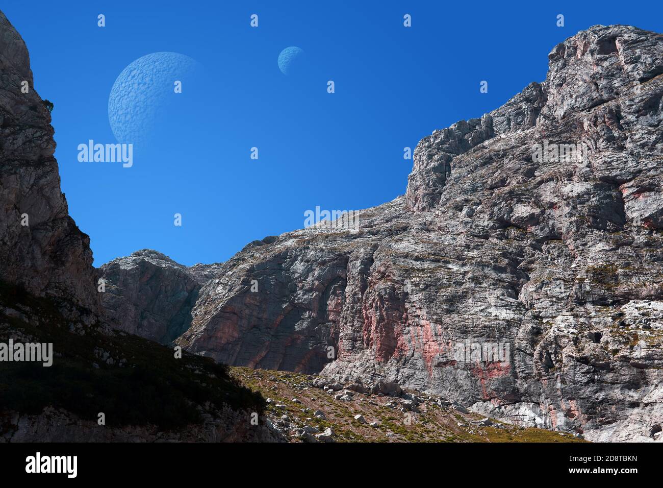 fantastico paesaggio extraterrestre con una gola rocciosa e due lune nel cielo Foto Stock