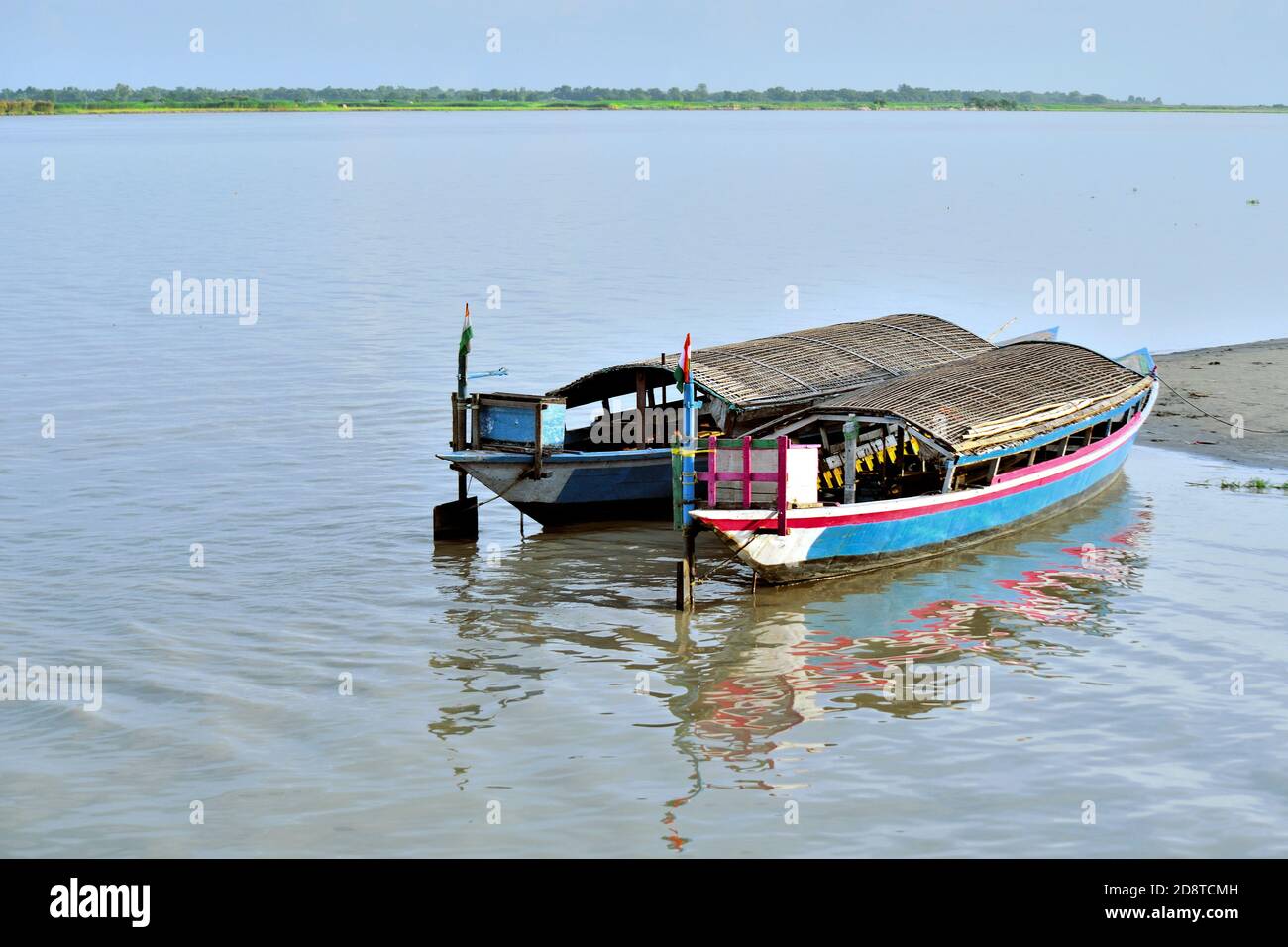 Le barche dell'Isola del Fiume Etnico sono parcheggiate sulla Banca di Il fiume Brahmaputra Foto Stock