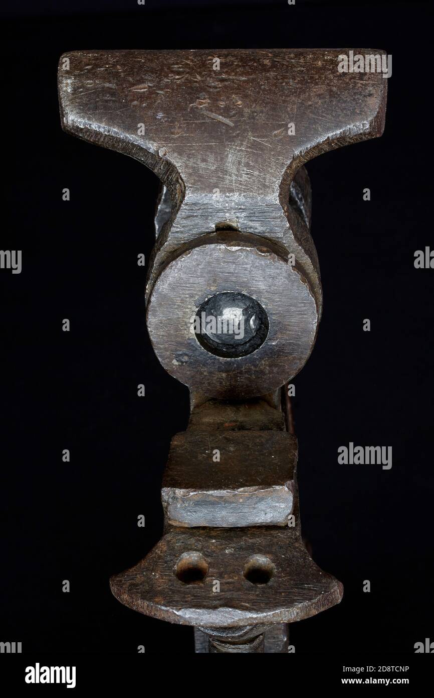 vecchio metallo danneggiato morsa di falegnameria primo piano Foto Stock